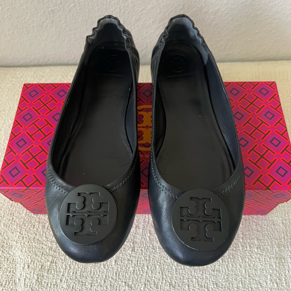 GUC Tory Burch Dark Navy Leather Minnie Flats with Logo Medallion Sz 8